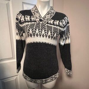 Great condition like new Alpaca sweater from Peru